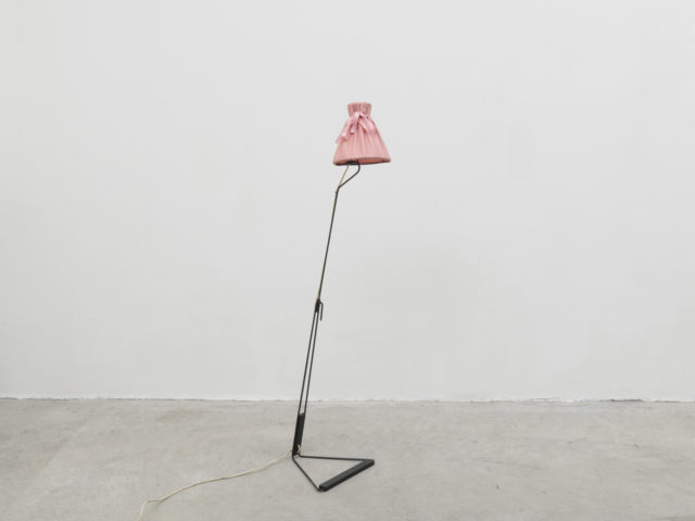Swiveling floor or wall lamp