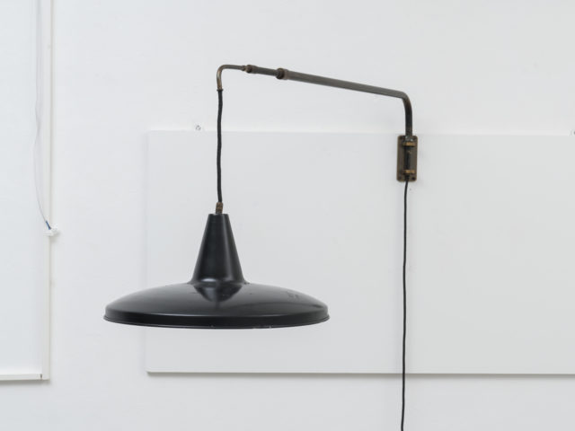 Swiveling extesible wall lamp