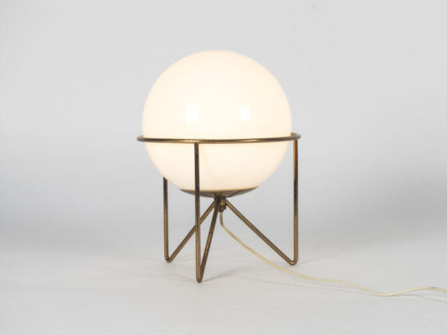 Tripod table lamp