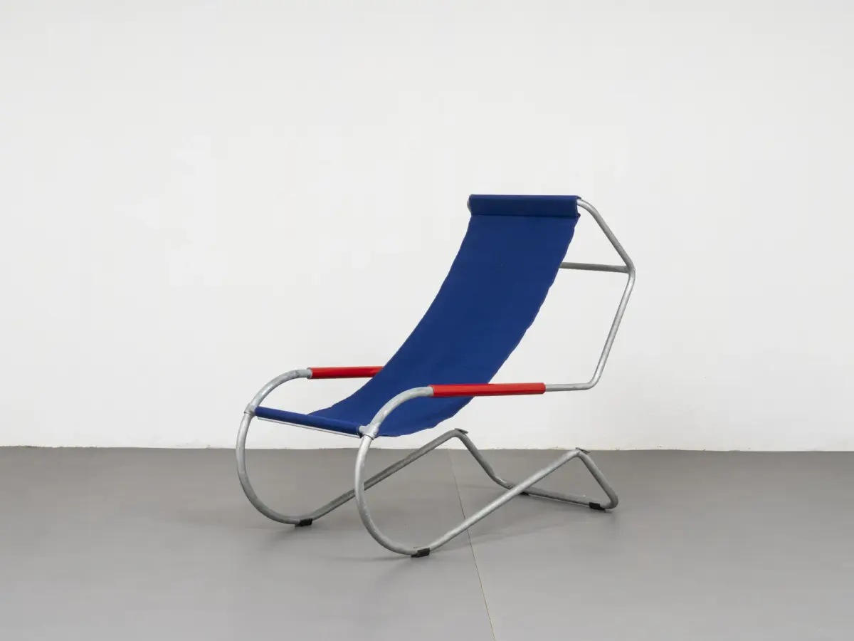 battista and gino giudici lido lounge chair, switzerland galvanised tubular steel frame, blue fabric, red armrests 