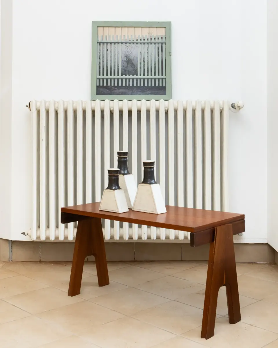 corner in 1+1 showroom for biennale arte 2026, venezia, showing a side table by mangiarotti and a work from the series fence hacks by brad downey