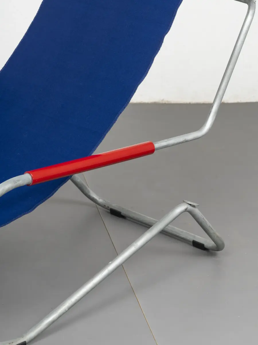 detail of the red armrest sleeve and galvanised tubular steel frame with patina, giudici lido lounge chair 